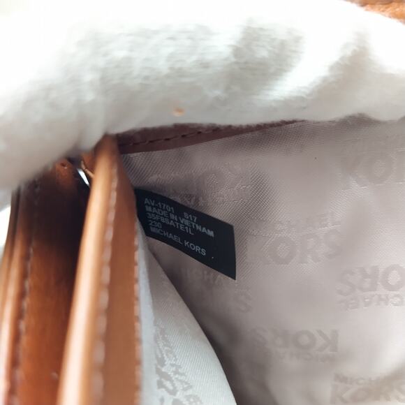 Michael Kors Altor Brown Leathe Studded Credit Card ID Window Bifold Wallet - Picture 12 of 16